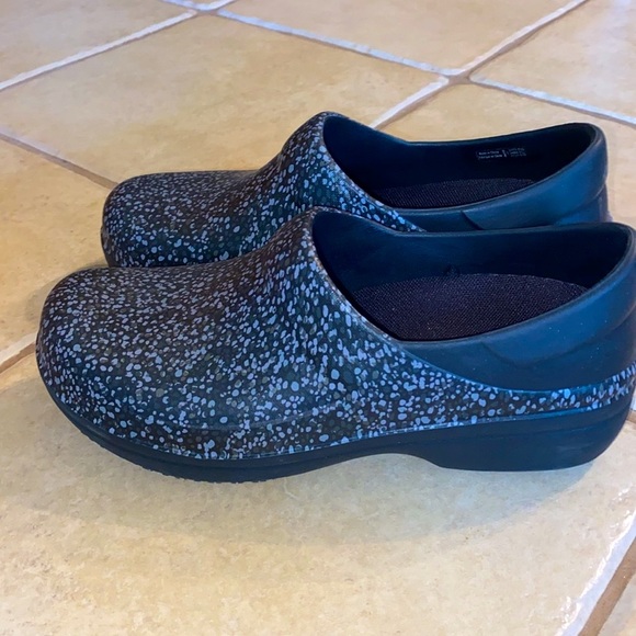 Dual Comfort Clogs - Picture 3 of 7